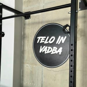 The round Telo in vadba sign on the squat rack